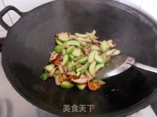 香菇炒西葫芦的做法步骤：5