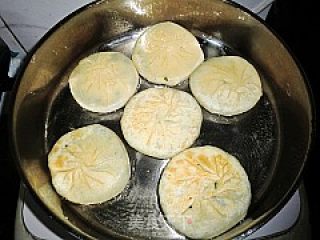 荠菜鸡蛋馅饼的做法步骤：16