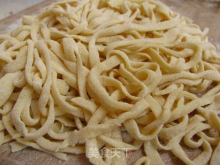 手擀鸡蛋面的做法步骤：2
