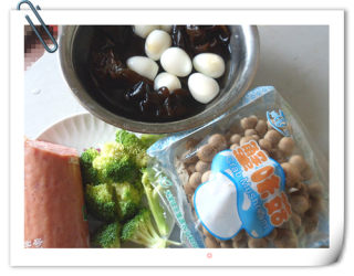 鲜汤蟹味菇的做法步骤：1
