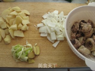 咖喱土豆鸡腿饭的做法步骤：1