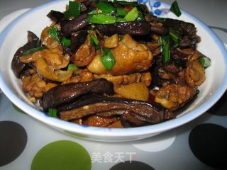 茄子干烧鸡的做法步骤：1