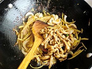 土豆洋葱炒肉丝的做法步骤：9