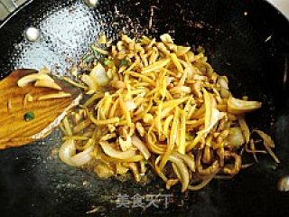 土豆洋葱炒肉丝的做法步骤：11
