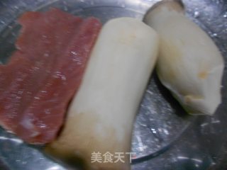 杏鲍菇炒肉片的做法步骤：1
