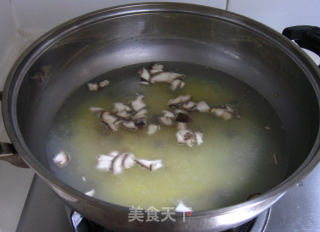 香菇皮蛋小米粥的做法步骤：2