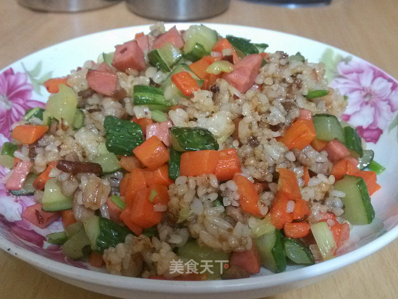 黄瓜胡萝卜丁炒饭的做法