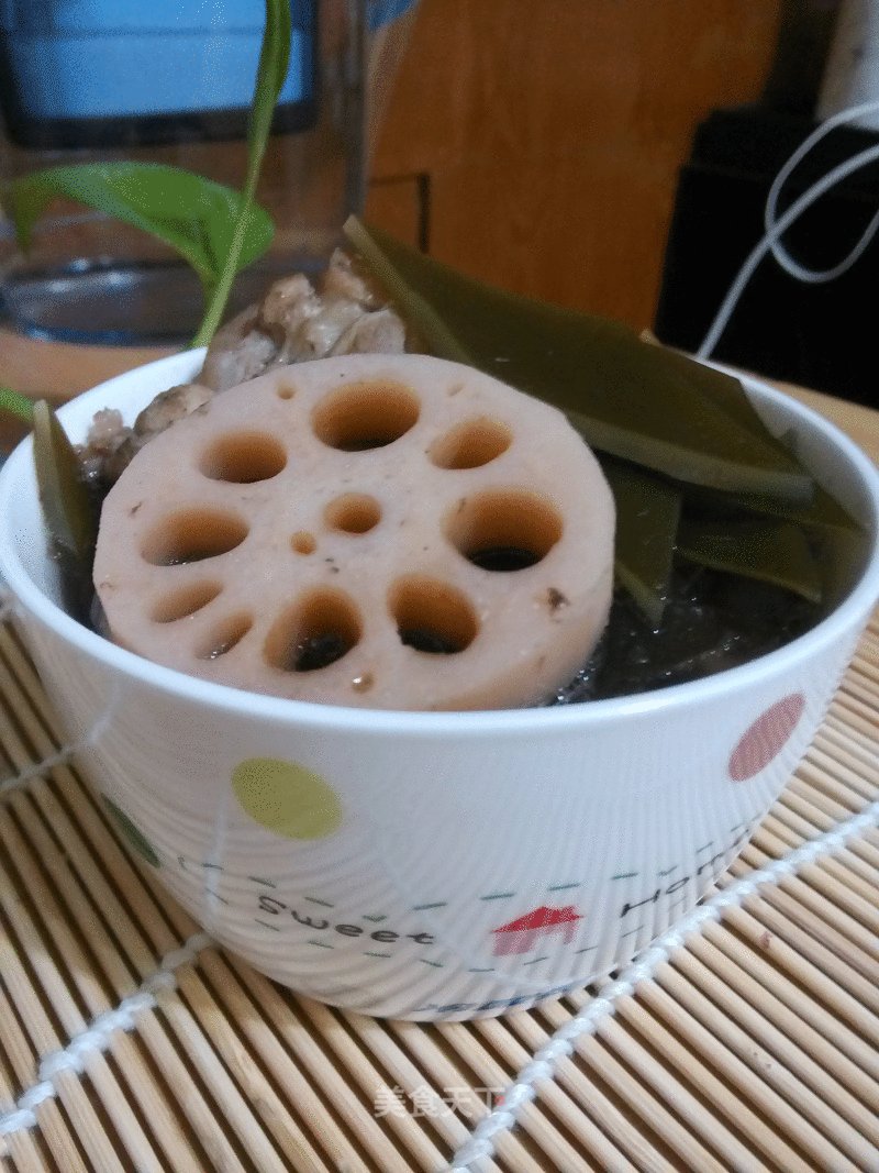 莲藕海带筒骨汤的做法