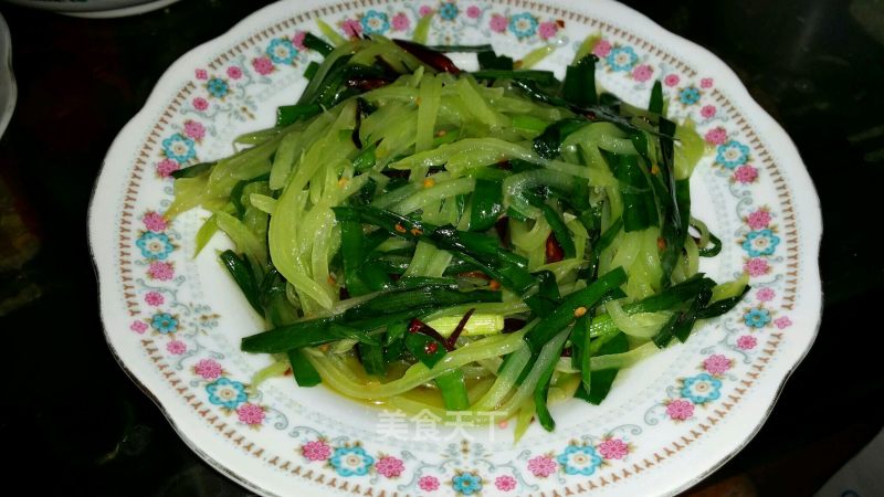 莴笋炒韭菜的做法