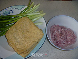 蒜香豆腐炒肉丝的做法步骤：1