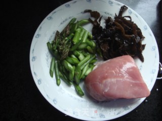 芦笋炒肉片的做法步骤：1
