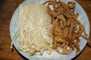 凉拌金针菇黄花菜的做法步骤：1