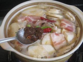 五花肉鲜虾豆腐煲的做法步骤：10