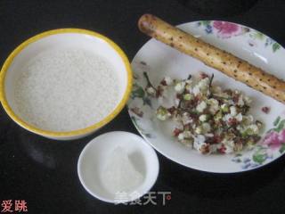 绿萼梅山药冰糖糯米粥的做法步骤：1