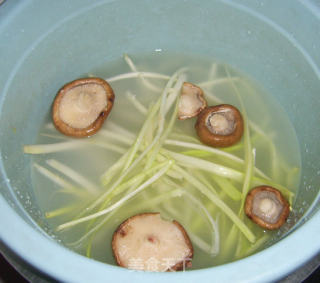 香菇韭芽炒肉丝的做法步骤：1