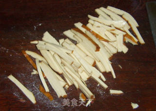 香菇韭芽炒肉丝的做法步骤：3