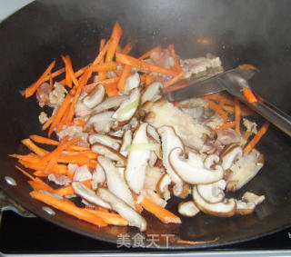 香菇韭芽炒肉丝的做法步骤：8
