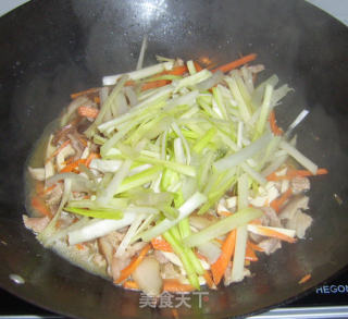 香菇韭芽炒肉丝的做法步骤：10