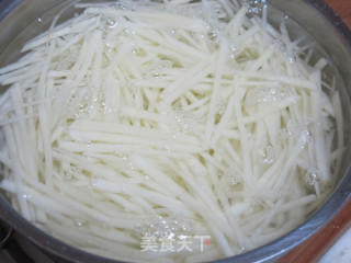 比酸辣土豆丝好吃：番茄土豆丝的做法步骤：1