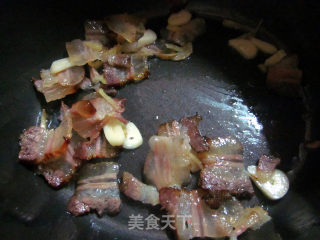 【电饭锅美食】蚕豆炒腊肉的做法步骤：1