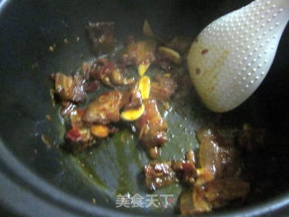【电饭锅美食】蚕豆炒腊肉的做法步骤：2