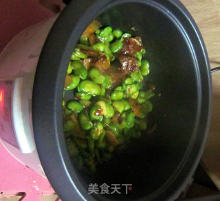 【电饭锅美食】蚕豆炒腊肉的做法步骤：3
