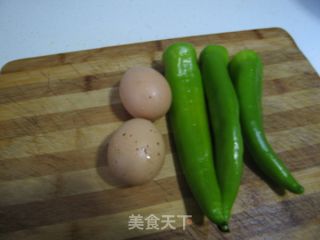 一道超超超下饭的家常菜--辣椒炒鸡蛋米（有点小辣哦!)的做法步骤：1