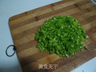 一道超超超下饭的家常菜--辣椒炒鸡蛋米（有点小辣哦!)的做法步骤：2