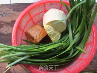 春韭炒双丝的做法步骤：1