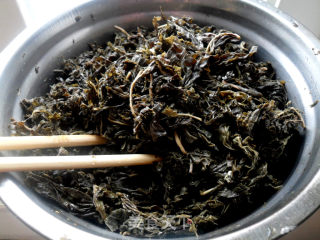 手擀面之“芝麻叶杂面条”的做法步骤：1