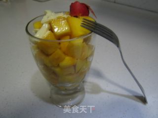 仅以此餐献给计较体重的姐们和美女们--芒果沙拉水果餐的做法步骤：2