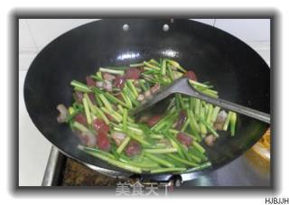 家常菜-枣肠炒蒜苗的做法步骤：2