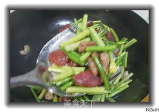 家常菜-枣肠炒蒜苗的做法步骤：3