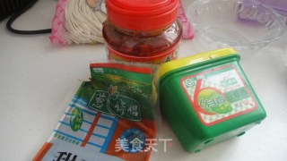 火腿鸡蛋炸酱面的做法步骤：1