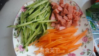 火腿鸡蛋炸酱面的做法步骤：3