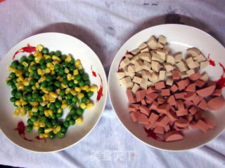 【电饭锅美食】五彩玉米（玉米豌豆炒火腿肠）的做法步骤：1