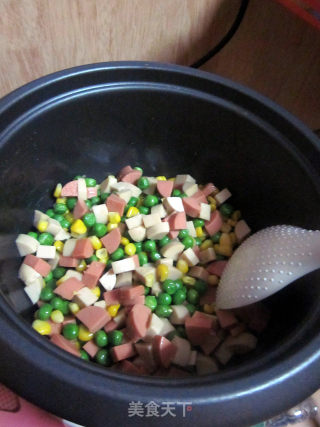【电饭锅美食】五彩玉米（玉米豌豆炒火腿肠）的做法步骤：3
