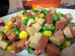 【电饭锅美食】五彩玉米（玉米豌豆炒火腿肠）的做法步骤：4