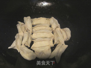 素三鲜锅贴的做法步骤：12