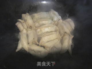 素三鲜锅贴的做法步骤：13