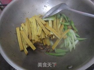 西芹炒豆干的做法步骤：6