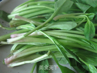 蒜香菠菜梗的做法步骤：1