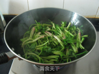 蒜香菠菜梗的做法步骤：4