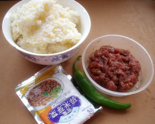 芽菜肉末炒饭的做法步骤：1