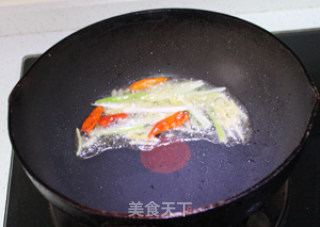 ｛素食｝辣炒南瓜条的做法步骤：1