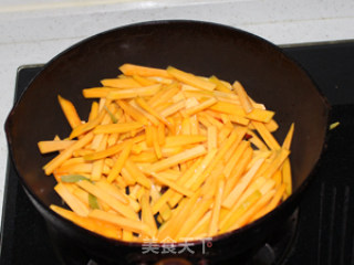 ｛素食｝辣炒南瓜条的做法步骤：2
