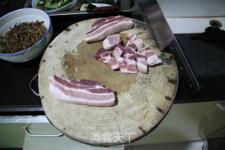 干豇豆红烧肉的做法步骤：1