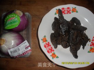 香肠炒洋葱的做法步骤：1