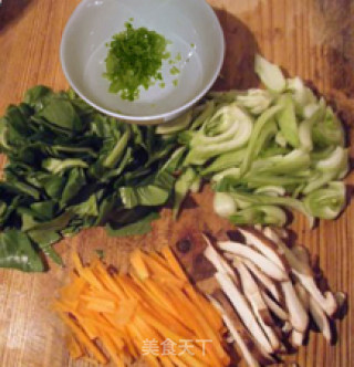 时蔬炒方便面的做法步骤：1