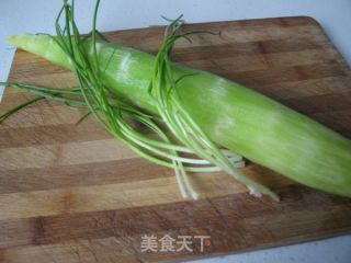 四步八分钟轻松搞定翠玉满盘--满口翠香莴笋的做法步骤：1